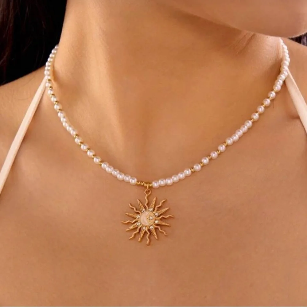 ☀️☀️☀️3 for 12$☀️☀️☀️White and Teal Beaded Necklace with Gold Sun Pendant